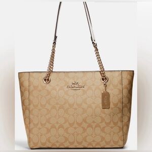 Coach Outlet Cammie Chain Tote In Signature Canvas
Cammie Chain Tote